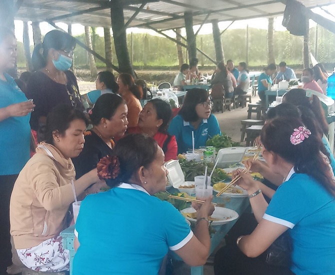 Đông đảo du khách thưởng thức các món ăn đặc sản miền Tây dưới vườn dừa rộng 1.000m2 tại Cù lao Tân Lộc (quận Thốt Nốt, TP Cần Thơ)