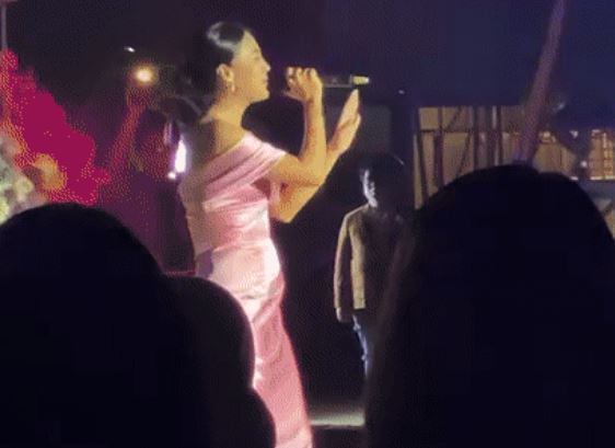 Văn Mai Hương đang hát thì gặp sự cố: Bị khói phun vào mặt, ho sặc sụa buộc phải dừng hát!