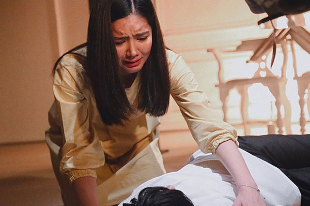 Chồng đi công tác, nửa đêm nghe tiếng gõ cửa dồn dập nên tôi sợ hãi cầm sẵn thanh gỗ, để rồi phải rụng rời khi nhìn rõ người đàn ông tả tơi ngoài cửa