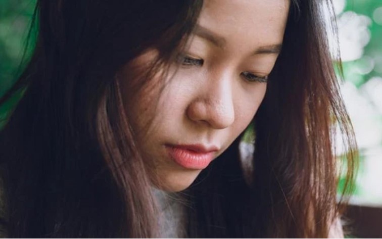 Chồng cũ đang gân cổ đòi tài sản trước tòa thì mẹ chồng tôi chống gậy đến nói câu khiến mọi người "đứng hình"