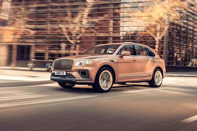  Bentayga EWB là mẫu xe có hàng ghế phía sau sở hữu tiện nghi bậc nhất, với 22 tùy chọn điều chỉnh cùng hệ thống cảm biến nhiệt độ tự động đầu tiên trên thế giới và công nghệ điều chỉnh tư thế