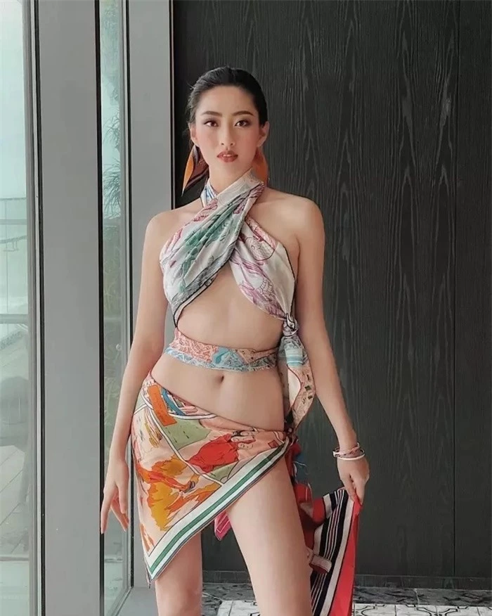 Hoa hậu Lương Thùy Linh lăng xê mốt quấn khăn thành áo, khoe dáng nuột cùng vòng 1 mini