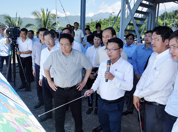 Thủ tướng Chính phủ Phạm Minh Chính nghe BQL các dự án hạ tầng ưu tiên TP Đà Nẵng báo cáo với Thủ tướng Phạm Minh Chính và đoàn công tác của Chính phủ về dự án đầu tư xây dựng Bến cảng Liên Chiểu