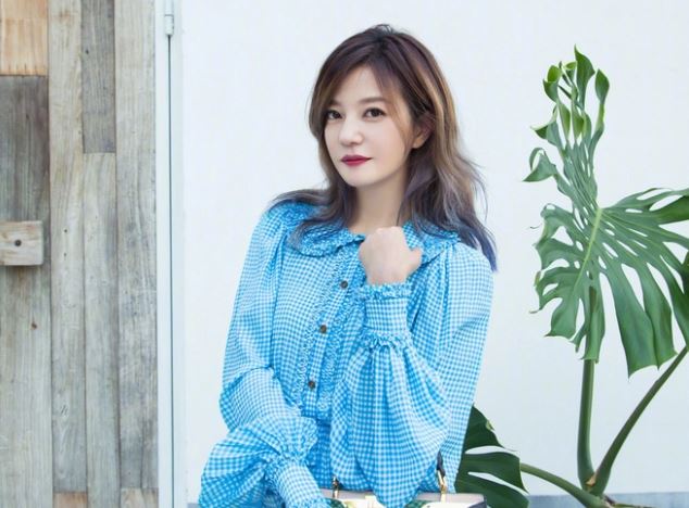 Triệu Vy lần đầu xuất hiện công khai sau 1 năm bị cấm sóng, khán giả đồng loạt lên án và tẩy chay