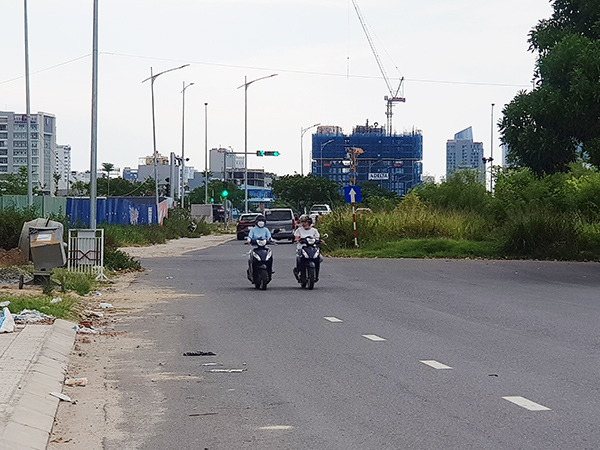 Dự án Cải tạo cụm nút giao thông phía Tây cầu Trần Thị Lý vẫn chưa giải phóng xong mặt bằng để thi công dứt điểm tuyến đường sau khu Trung tâm nhà hàng tiệc cưới
