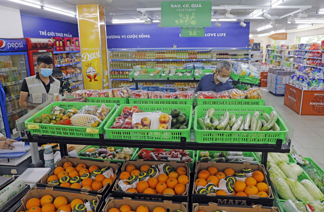 Thủ tướng yêu cầu kiểm soát giá hàng hóa sau khi giá xăng giảm mạnh