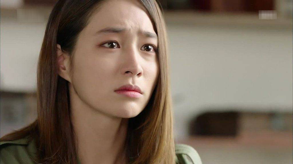 Ngơ ngác vì mẹ chồng hí hửng xếp cả va li quần áo cho cháu đích tôn về ngoại, tôi càng điếng người khi vô tình nghe được lời thì thầm trong phòng ngủ