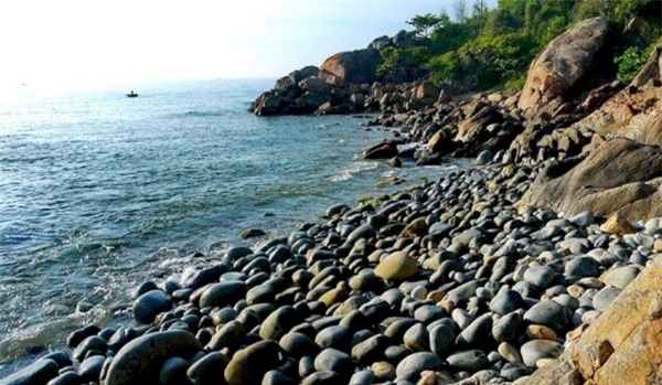 Điểm danh những bờ biển nguyên sơ chờ được khám phá của Việt Nam - Ảnh 2.
