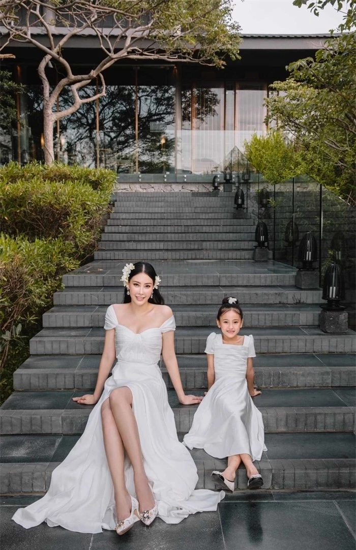 Hoa hậu Hà Kiều Anh khoe ảnh kỉ niệm 15 năm ngày cưới nhưng nhan sắc của con gái Viann mới chiếm trọn 'spotlight'