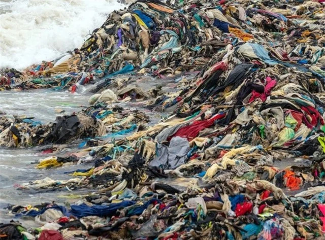 Sốc với hình ảnh rác thải nhựa từ thời trang nhanh đang hàng ngày làm ô nhiễm đại dương - Ảnh 3.