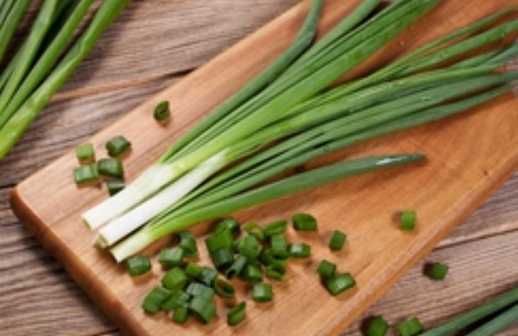 Hành lá mua về nhanh hỏng? Bảo quản bằng 3 cách sau để cả vài tuần vẫn xanh tươi