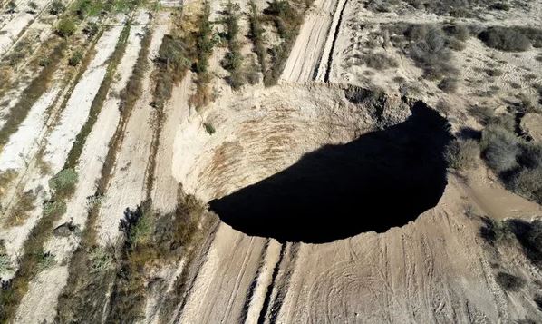 "Hố sụt tử thần" khổng lồ xuất hiện tại Chile!
