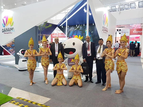 Các thành viên phái đoàn Ấn Độ tham dự Diễn đàn Phát triển đường bay châu Á 2022 (Routes Asia, tháng 6/2022) chụp ảnh lưu niệm tại gian hàng của du lịch Đà Nẵng