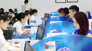 Tuy&#x1EC3;n ch&#x1ECD;n nh&#xE2;n l&#x1EF1;c ng&#xE2;n h&#xE0;ng s&#x1ED1;: C&#x1EA1;nh tranh kh&#x1ED1;c li&#x1EC7;t v&#x1EC1; &#x1EE9;ng vi&#xEA;n