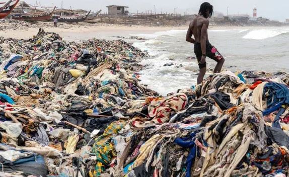 Sốc với hình ảnh rác thải nhựa từ thời trang nhanh đang hàng ngày làm ô nhiễm đại dương