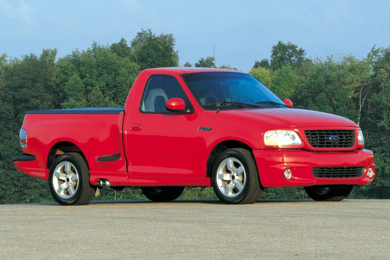 9. Ford SVT F-150 Lightning 2001 (thời gian tăng tốc từ 0-96 km/h: 5,2 giây).