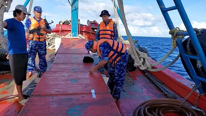 BTL Vùng Cảnh sát biển 4 bắt giữ tàu cá chở dầu DO lậu trên vùng biển Tây Nam