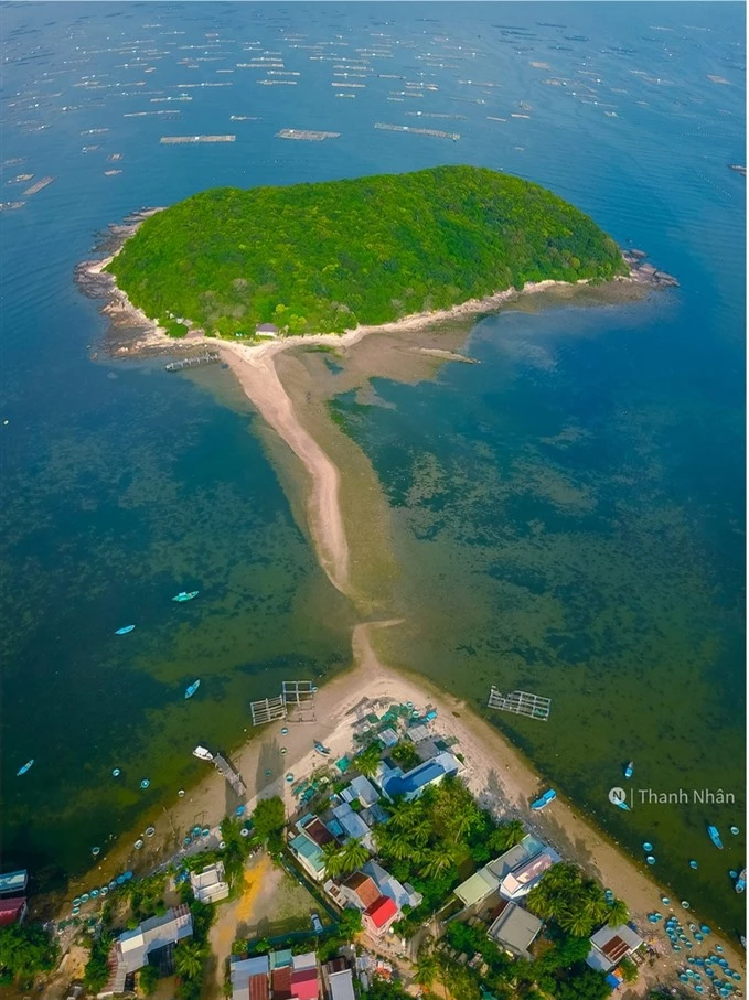 Con đường xuyên biển tự nhiên nối hòn đảo hoang sơ với đất liền ở Phú Yên - 1