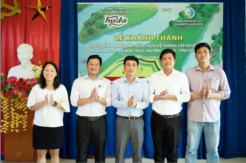 Lễ khánh thành có sự tham gia của chính quyền xã Hoa Thủy, trung tâm nước sạch và VSMT nông thôn tỉnh Quảng Bình và công ty bia Carlsberg VN