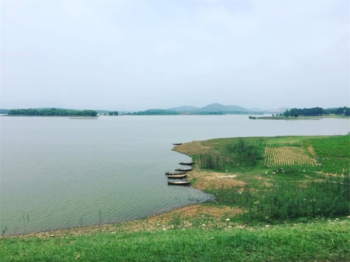 Ngắm hoàng hôn tuyệt mỹ tại hồ nước ghi dấu ấn truyền thuyết Sơn Tinh-Thủy Tinh - 1