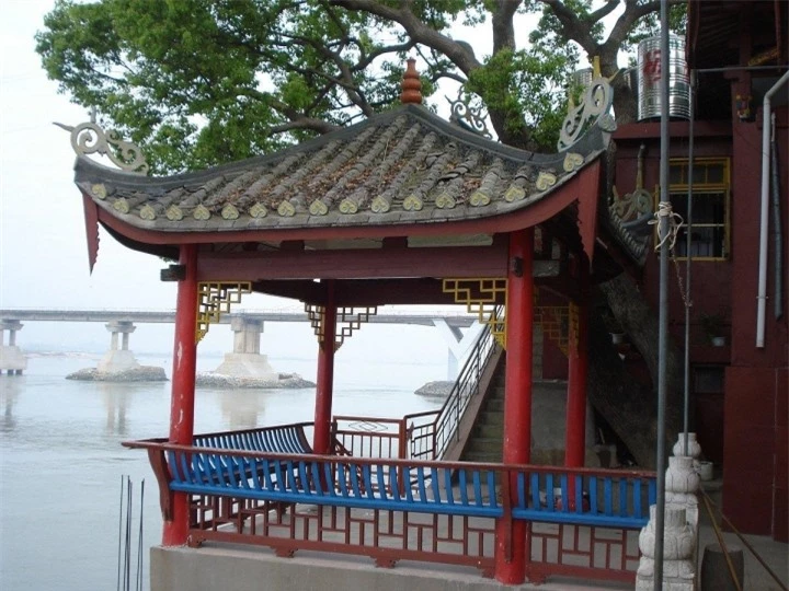 Ngôi chùa nổi giữa sông trở thành điểm săn ảnh đắt giá của du khách thế giới - 4