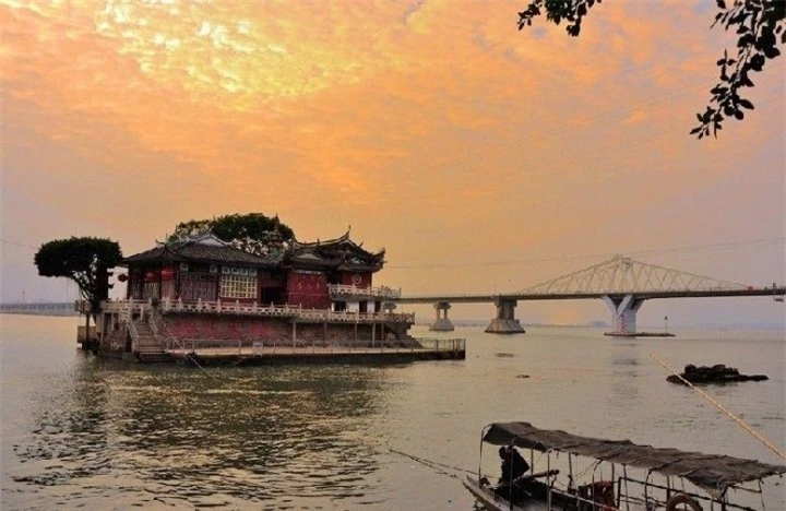 Ngôi chùa nổi giữa sông trở thành điểm săn ảnh đắt giá của du khách thế giới - 5