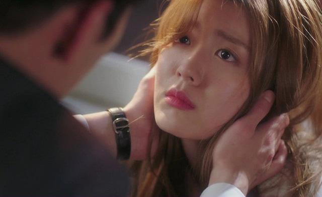 Lập mưu theo dõi bạn trai ngoại tình, tôi chết lặng khi thấy người đó quay lưng