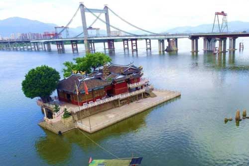 Ngôi chùa nổi giữa sông trở thành điểm săn ảnh đắt giá của du khách thế giới