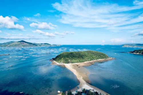 Con đường xuyên biển tự nhiên nối hòn đảo hoang sơ với đất liền ở Phú Yên