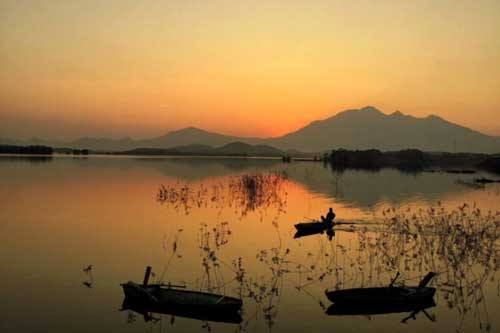 Ngắm hoàng hôn tuyệt mỹ tại hồ nước ghi dấu ấn truyền thuyết Sơn Tinh-Thủy Tinh