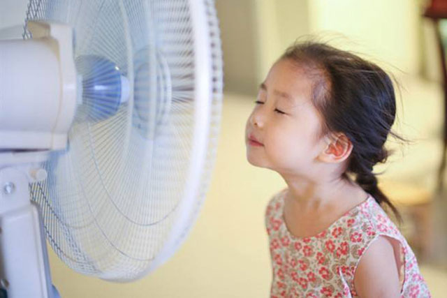 4 sai lầm khi dùng quạt mùa hè khiến trẻ ốm sốt, đi viện liên tục