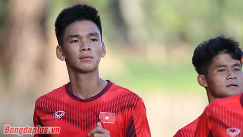 Người Indonesia trèo rào xem buổi tập U16 Việt Nam