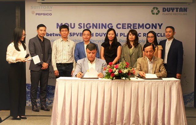Tổng Giám đốc Suntory PepsiCo Việt Nam và Chủ tịch Nhựa Tái Chế Duy Tân ký kết thỏa thuận