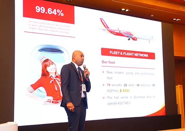 Giám đốc Thương mại Vietjet, ông Jay Lingeswara thông tin với các đối tác Ấn Độ về việc mở đường bay trực tiếp nối 5 TP lớn của nước này với TP Đà Nẵng, Việt Nam