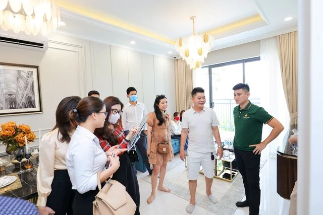 Khách hàng tấp nập tại dự án Hanoi Melody Residences Khách hàng tấp nập tại dự án Hanoi Melody Residences