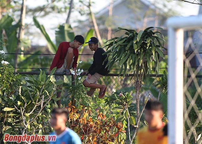 2 cổ động viên Indonesia đu lên hàng rào xem U16 Việt Nam tập luyện