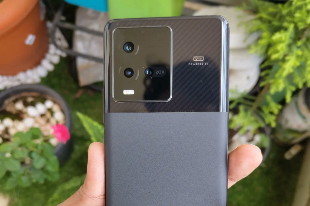 Trên tay smartphone chống nước, chip Snapdragon 8+ Gen 1, RAM 12 GB, sạc 120W, giá gần 15 triệu