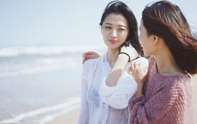 Chồng đi vắng rủ cô bạn thân đến ngủ, nửa đêm tôi hoảng hồn thấy bàn tay lạ