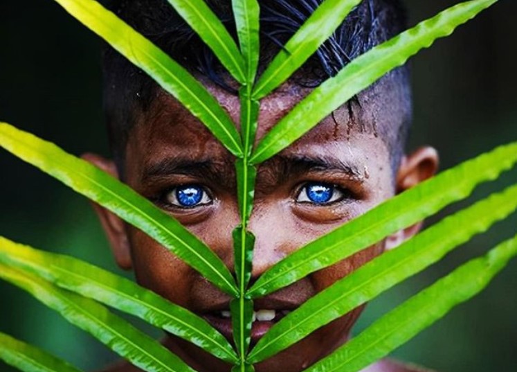 Bộ lạc ai cũng có đôi mắt xanh thăm thẳm như đại dương và bí ẩn phía sau