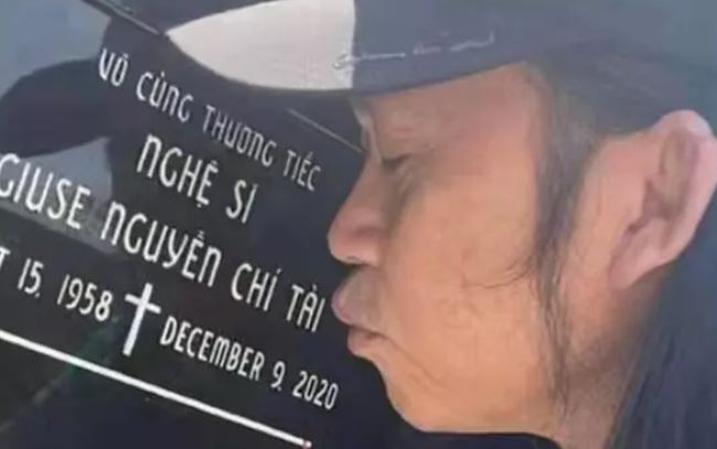 Hình ảnh Hoài Linh đến thăm mộ cố nghệ sĩ Chí Tài khiến nhiều khán giả xúc động