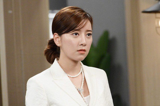 Nửa đêm bác giúp việc hoảng loạn vơ đồ bỏ chạy, nhìn thứ ngoài cửa sổ mà tôi bàng hoàng