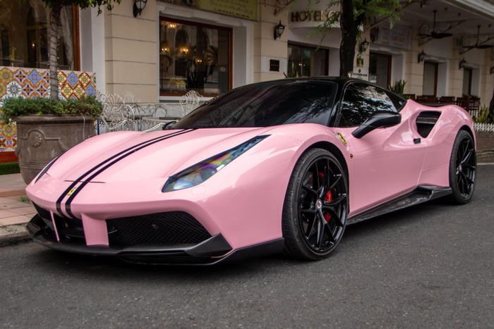 Cận cảnh siêu xe Ferrari 488 GTB với ngoại thất màu hồng tại TP Hồ Chí Minh