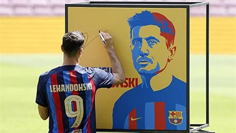 Số áo Lewandowski mặc ở Barca là số mấy?