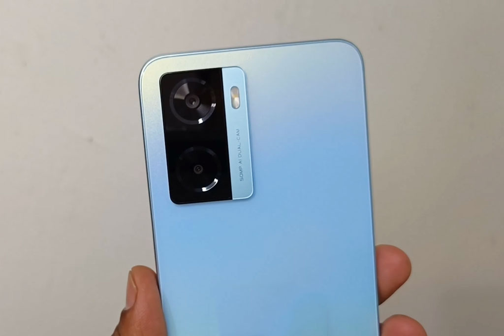 Trên tay smartphone chống nước, sạc siêu tốc, giá rẻ bất ngờ