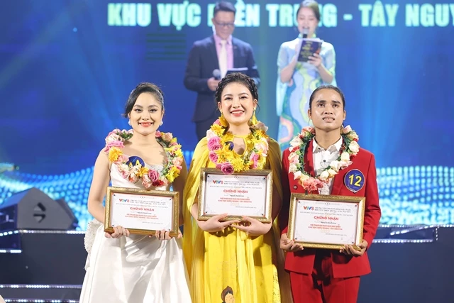 (Từ trái sang phải) 3 thí sinh có điểm số cao nhất của 3 phong cách - Thu Lương, Thuỳ Dung và Văn Kãnh.