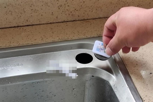 Bồn rửa bát có 1 lỗ nhỏ ở góc, tưởng vô dụng hóa ra có chức năng thú vị, rất nhiều người chưa biết