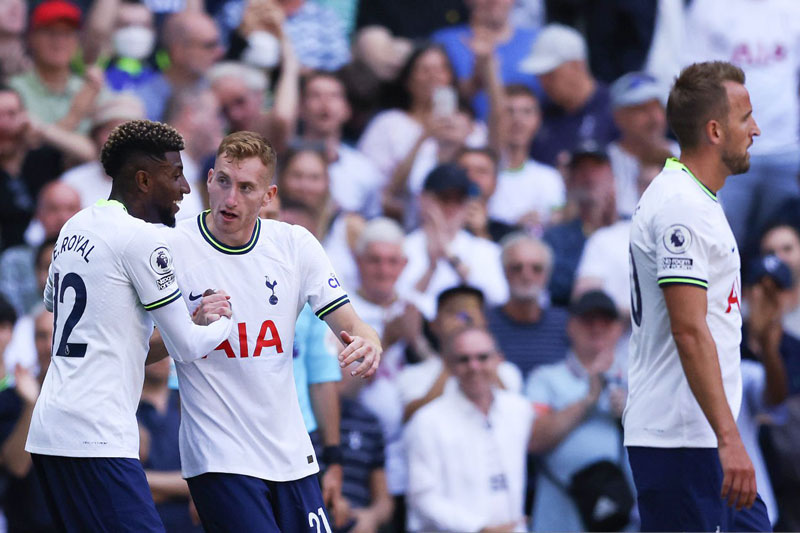Tottenham ngược dòng giành 3 điểm, tạm lên ngôi đầu bảng