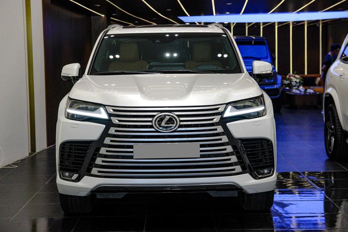 Cận cảnh Lexus LX600 phiên bản 7 chỗ, giá hơn 10 tỷ đồng