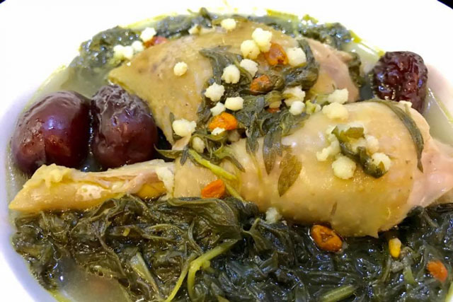 Gà hầm ngải cứu - món ăn dinh dưỡng tuyệt vời dành cho các chị em phụ nữ