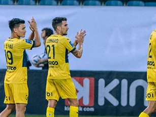 HLV Pau FC vui mừng khi Quang Hải cùng đồng đội có điểm số đầu tiên